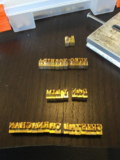 革に自由に名前を組み換えて素押 箔押の加工が自作できる