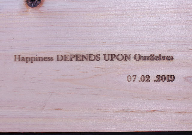 Happiness Depends Upon Ourselves ポジティブになれる短くても心に響く素敵な名言 格言を焼印 刻印 箔押し加工で表現しています レザーツールズ