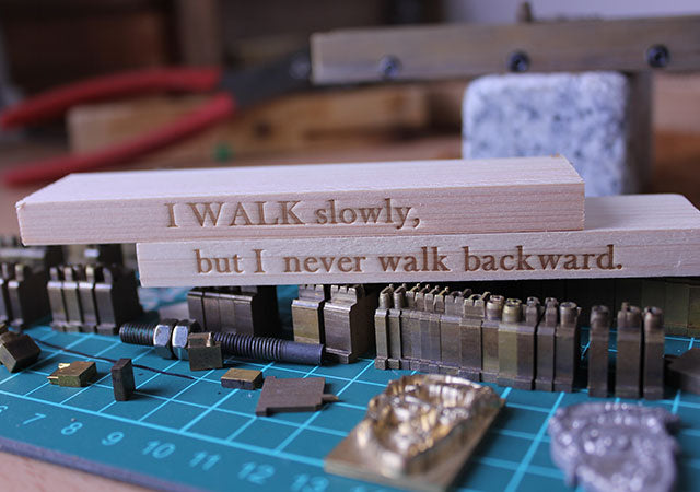 ポジティブになれる短くても心に響く素敵な名言 格言を焼印 刻印 箔押し加工で表現しています レザーツールズ