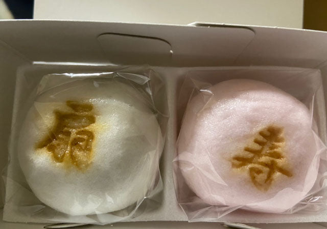 お祝いの紅白饅頭にオリジナルのロゴを押すことが出来るオーダー焼印
